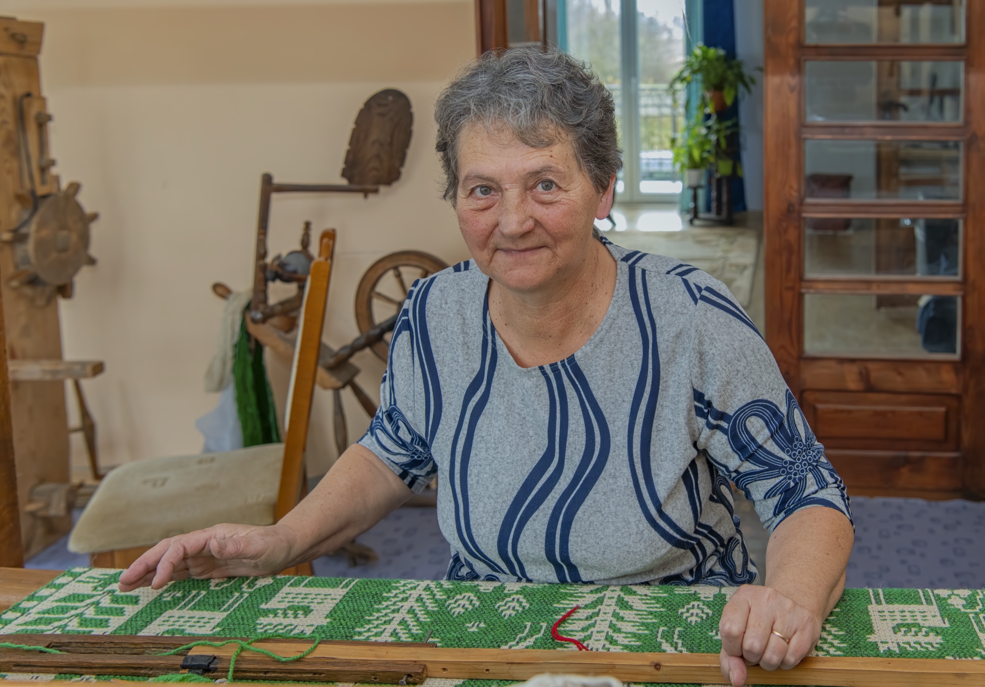 49. Danuta Radulska przy krosnach, Kolonia Wasilówka.jpg